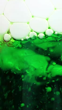 un experimento científico dinámico que muestra burbujas verdes vibrantes formadas por hielo seco en líquido, capturado con iluminación vívida y enfoque de primer plano