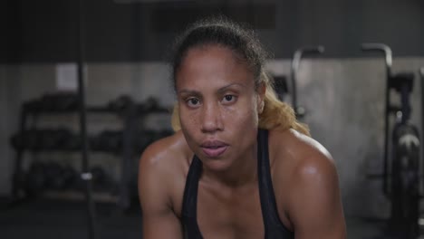 entrenamiento cruzado en un gimnasio