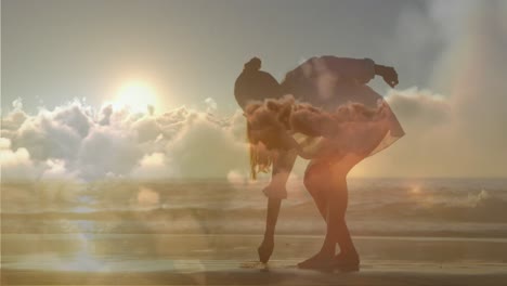 mujer recogiendo algo en la playa 4k