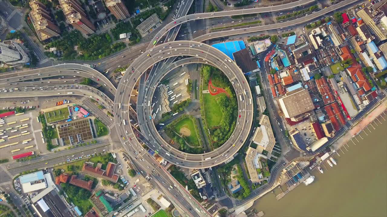 china día soleado ciudad de shanghai famoso tráfico redondo cruce de carreteras vista aérea superior 4k