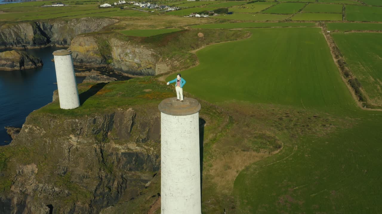항공 보기, 금속 남자는 3개의 기둥 중 하나에 서 있으며, hms 해마가 침몰한 후 360명의 비극적인 삶을 잃은 후 해군의 요청에 따라 런던의 로이드를 통해 건설되었습니다.