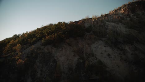 Hora-Dorada-En-Una-Montaña-Otoñal-En-Serbia