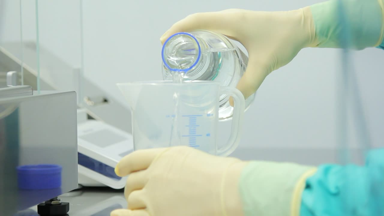 실험실에서 실험을 준비하는 실험실 직원