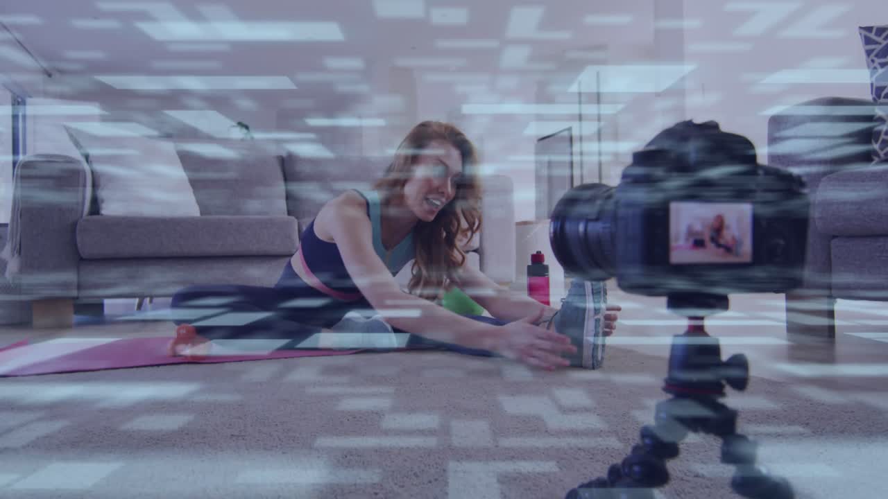 animación del procesamiento de datos sobre una mujer caucásica haciendo ejercicio, grabando un vlog de fitness