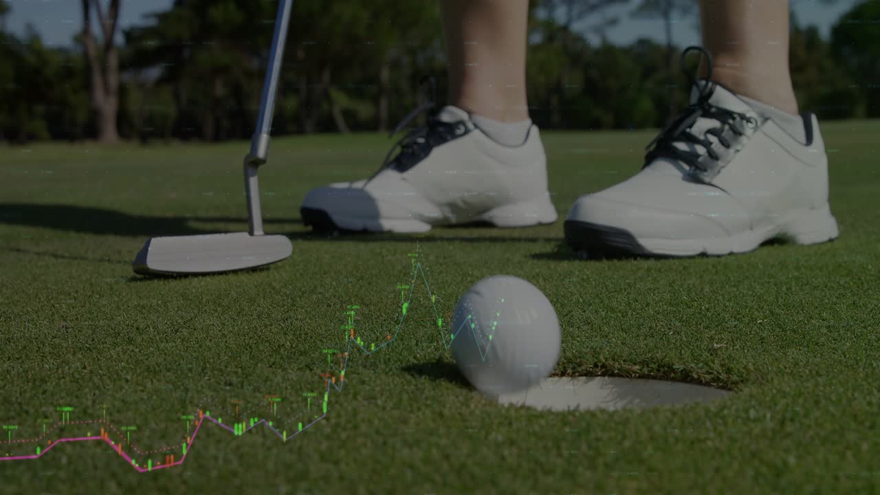 Giocatore di golf che allinea il putter e inizia il colpo sul green per imbucare la palla, con un leggero grafico che si alza accanto.