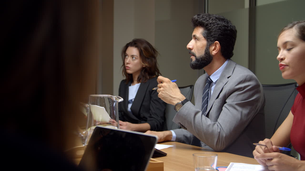 colegas de negocios corporativos en una reunión de sala de juntas