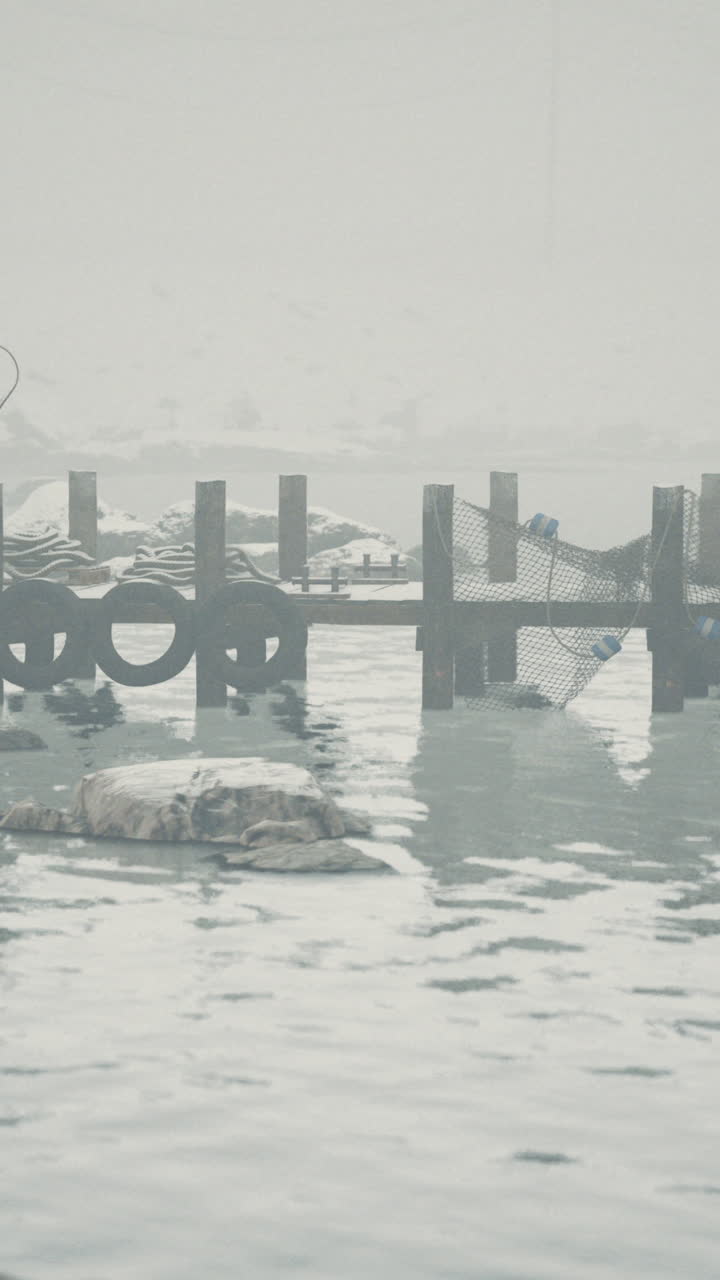 안개가 가득한 겨울 항구