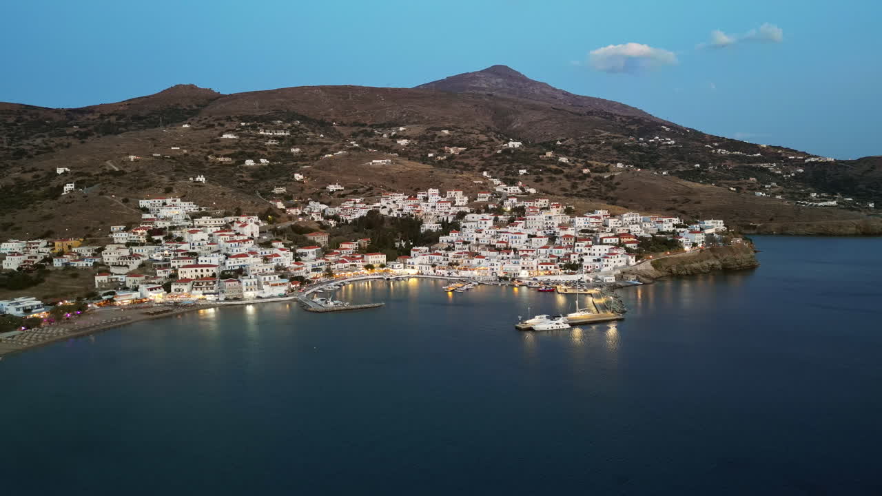 vista aérea de batsi, un pueblo tradicional en la isla de andros, cícladas, grecia