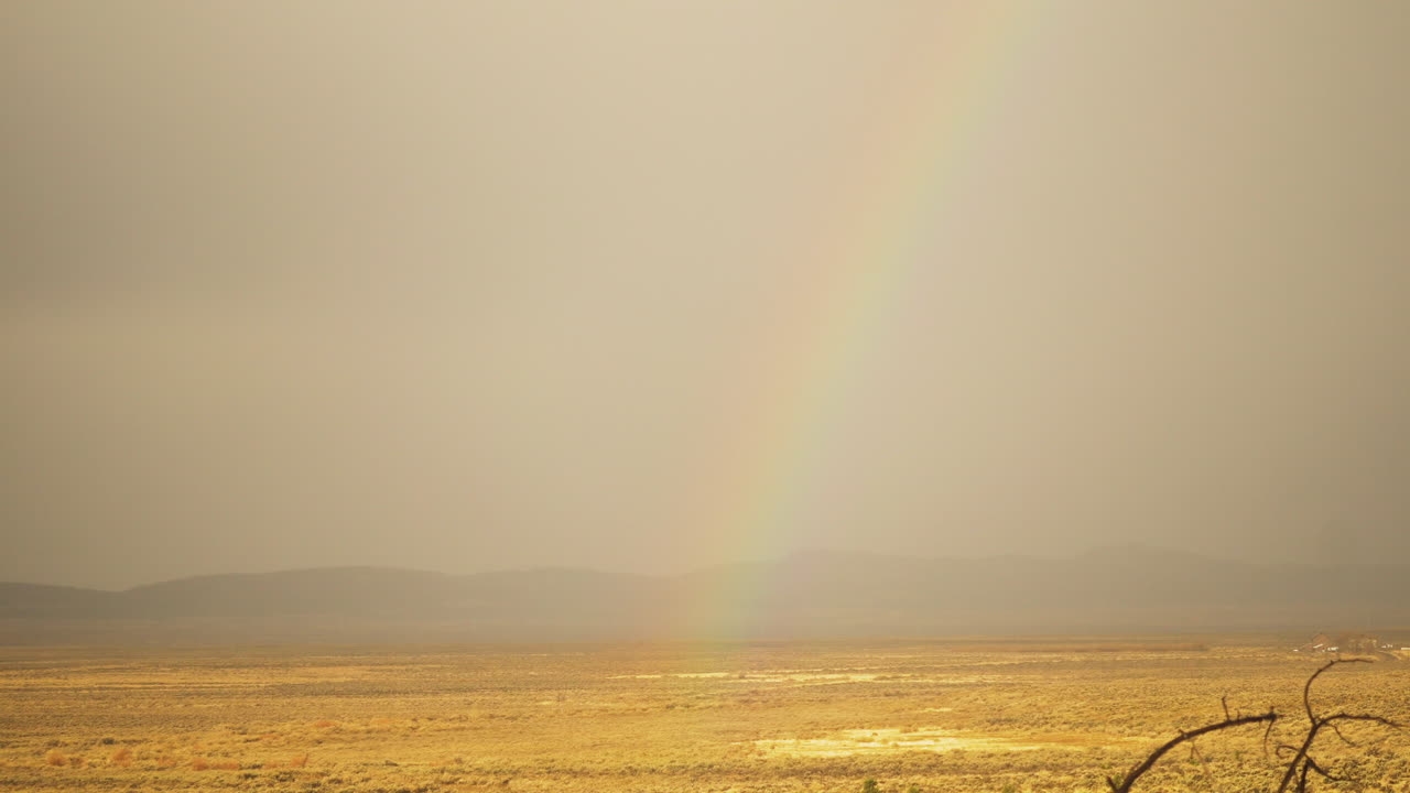 hermoso arco iris sobre una llanura dorada de matorral en colorado