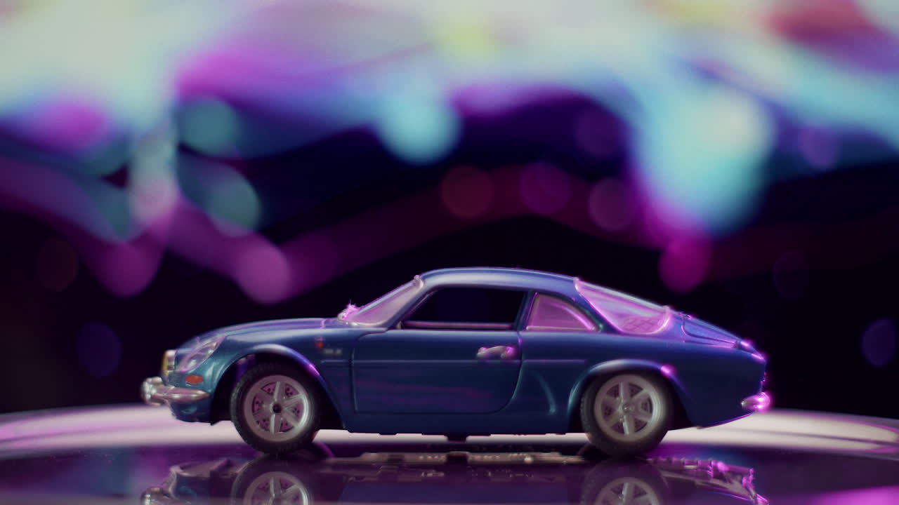 Auto giocattolo blu con sfondo bokeh colorato