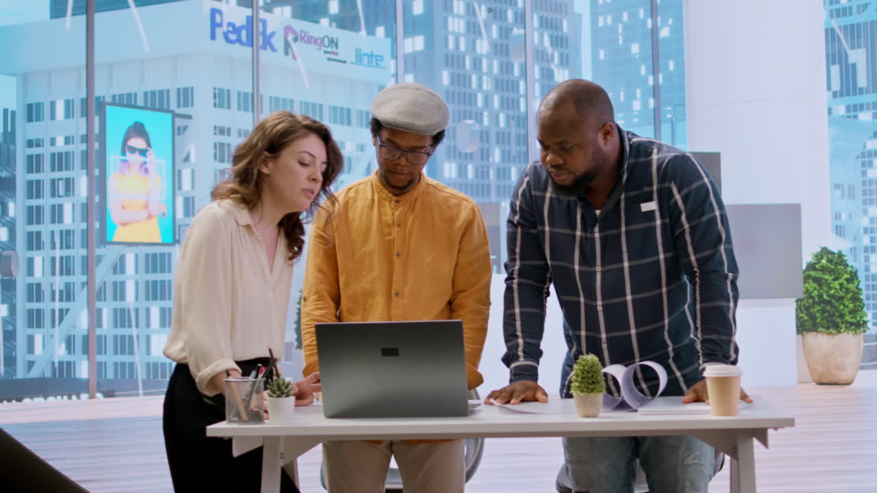 el empresario colabora con un equipo de expertos en bienes raíces