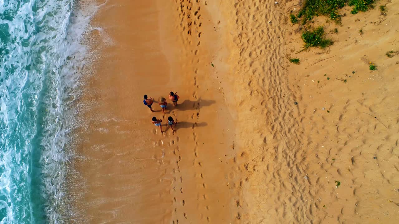해변 4k에서 즐기는 관광객