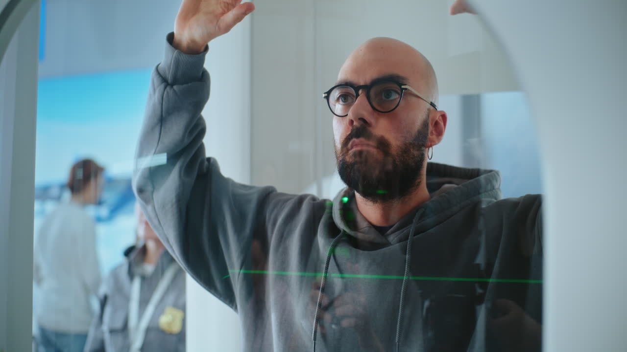 유리 디스플레이를 통해 보는 남자