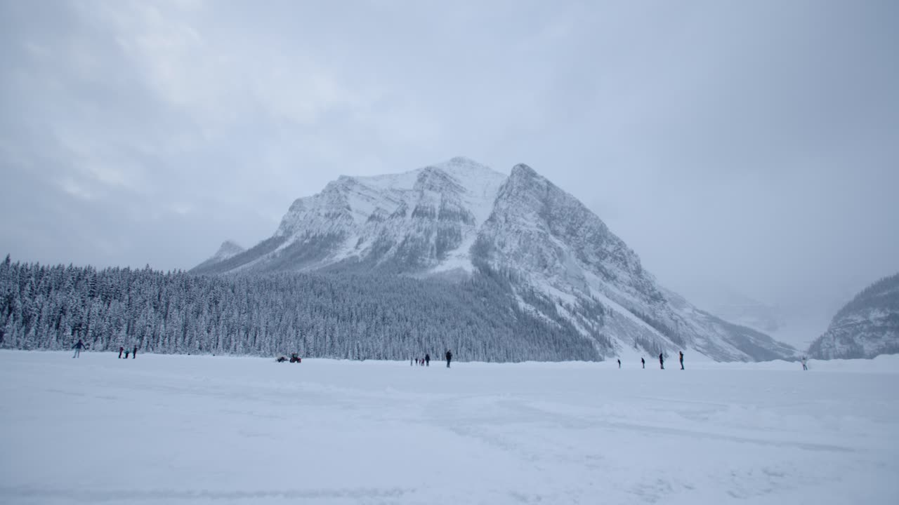 Lago Louise, Banff Alberta: pattinatori su ghiaccio invernali.