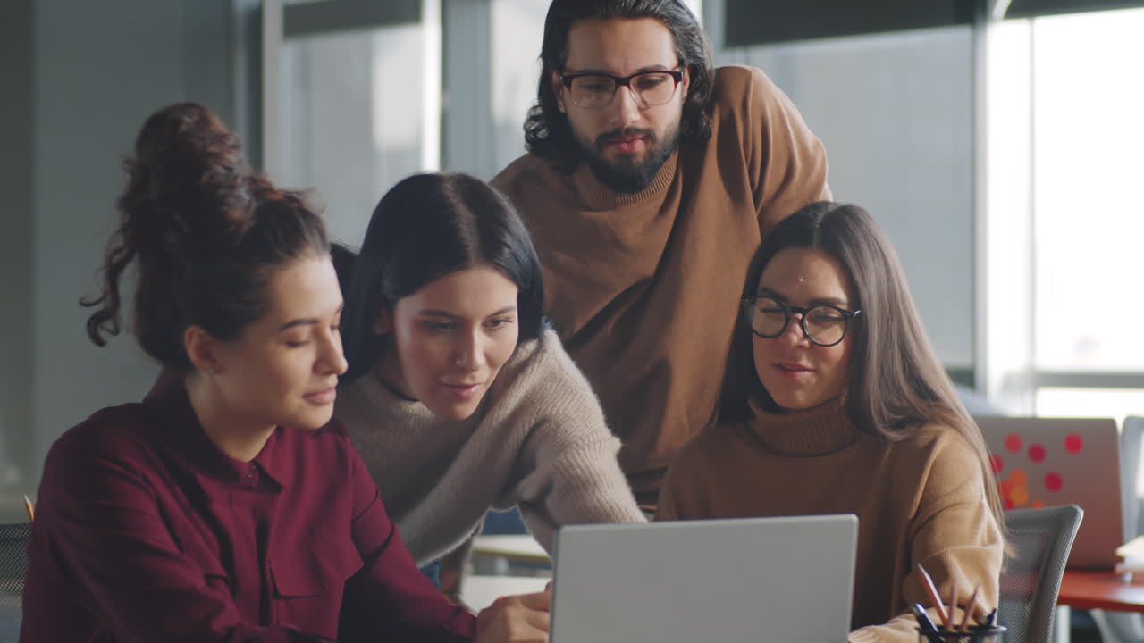 equipo de negocios discutiendo un proyecto en una computadora portátil