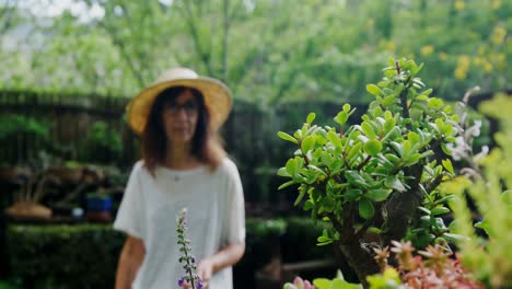 Mujer-Madura-Plantando-En-El-Jardín-4k