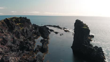 Imágenes-Aéreas-De-La-Vista-De-Drones-Playa-De-Arena-Negra-Y-Sus-Formaciones-Rocosas-Reynisfjara,-Vik-Islandia-Playa-Reynisfjara-De-Cerca