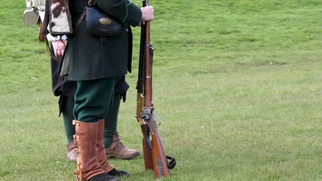 Soldados-De-Recreación-De-La-Guerra-Civil-Americana,-Uno-Sosteniendo-Un-Rifle-Punzocortante-Y-El-Otro-Sosteniendo-Un-Rifle-De-Repetición-En-Una-Demostración-De-Armas-De-Fuego-En-Un-Evento-De-Recreación-Histórica-En-Worcestershire,-Reino-Unido