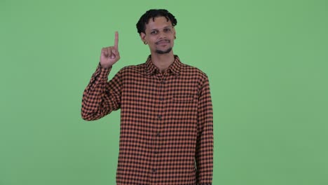 joven feliz y guapo hombre africano con dreadlocks