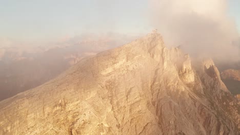 Vuelo-Aéreo-Hacia-Adelante-Hacia-Las-Montañas-Cinque-Torri-Durante-El-Día-Nublado-Al-Atardecer