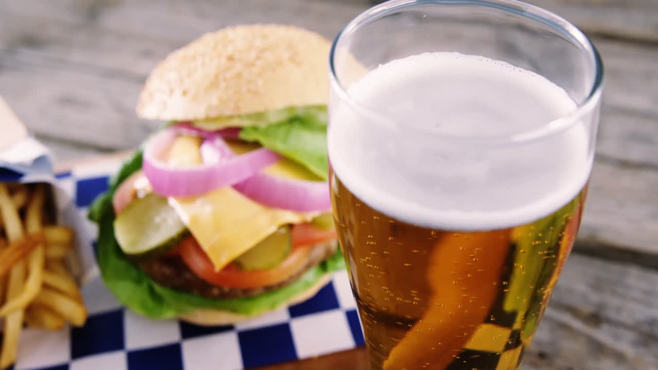 cerveza y bocadillos en una mesa de madera
