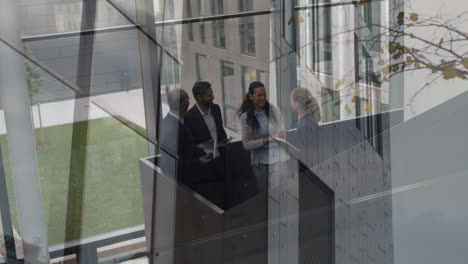 animation eines bürogebäudes über geschäftsleute, die in einem modernen büro sprechen