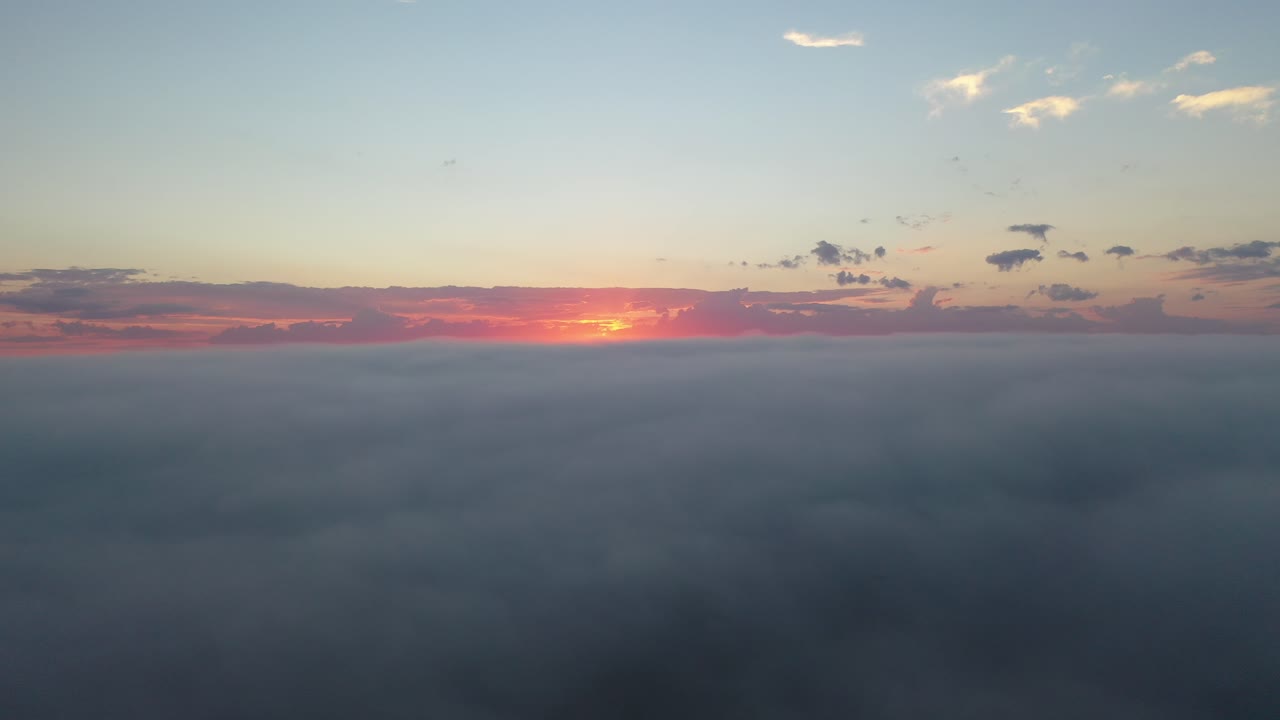 Alba/Tramonto attraverso uno strato di nuvole nebbiose