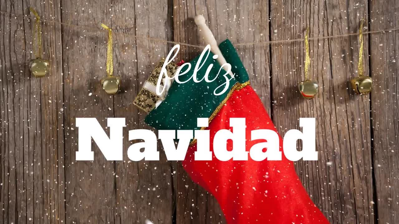 animación de navidad feliz navidad texto sobre medias y campanas de navidad