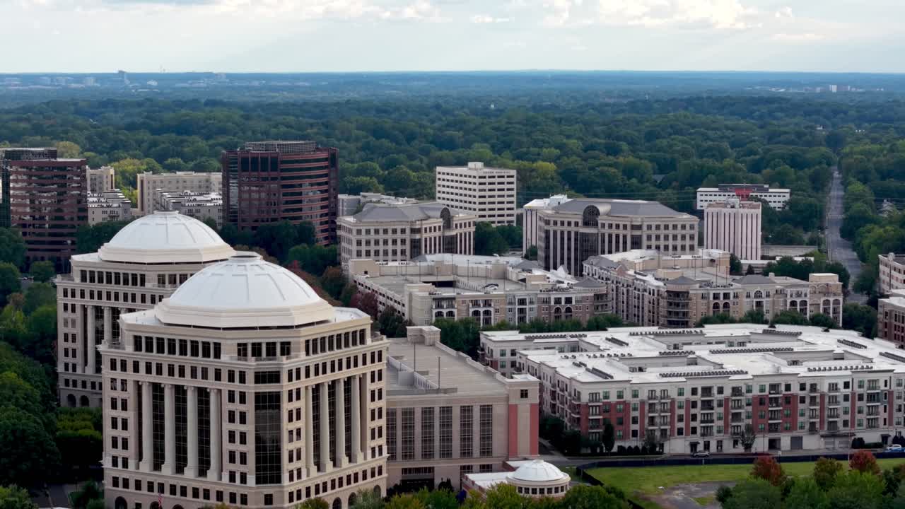 노스캐롤라이나 샬럿 NC의 사우스 파크 지역 개발을 항공에서 줌인해요