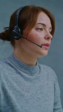 mujer con auriculares, probablemente en un centro de llamadas