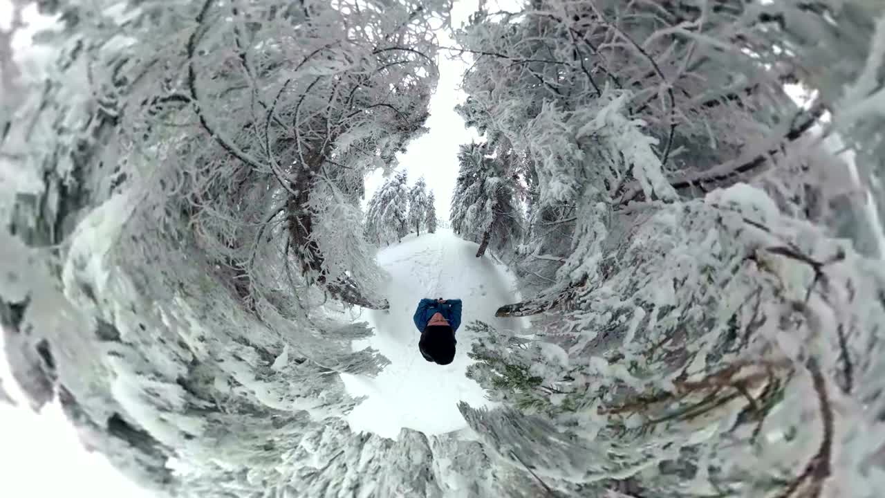 아름다운 겨울 숲을 고 있는 남자, 360° 영상, 360° vr, 작은 행성 효과