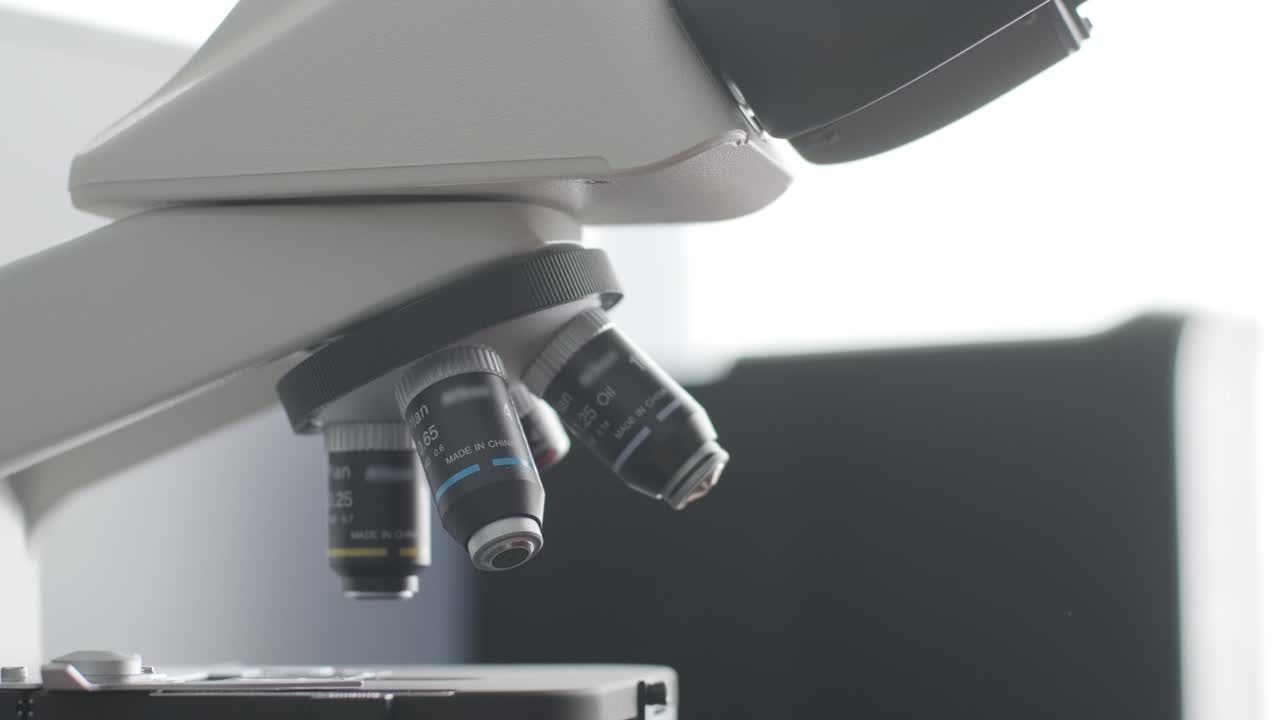 マイクロバイオロジスト (マイクロスコープを用いて血液の検査を行う医師) - 生物学的な研究を行う研究員