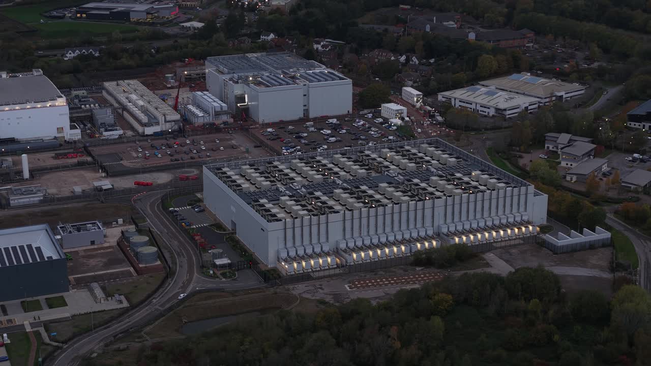 Luftfoto fra drone af et enormt kommercielt hyperscale datacenterkompleks nær Cardiff, Wales, der viser digital infrastruktur, AI-vækst, byggeri og storstilet teknologiudvidelse.