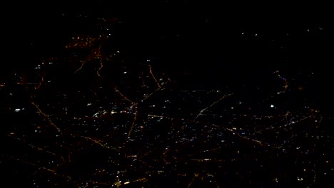 foto de atenas de noche desde la ventana de un avión.