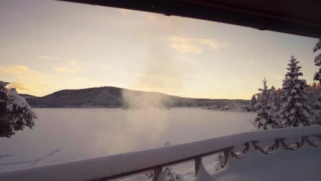 Nieve-Polvorienta-Que-Cae-Del-Techo-En-Un-Amanecer-En-Invierno