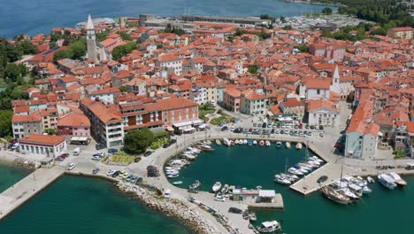 antena: antiguo pueblo pesquero de izola en la costa adriática, península de istria en eslovenia