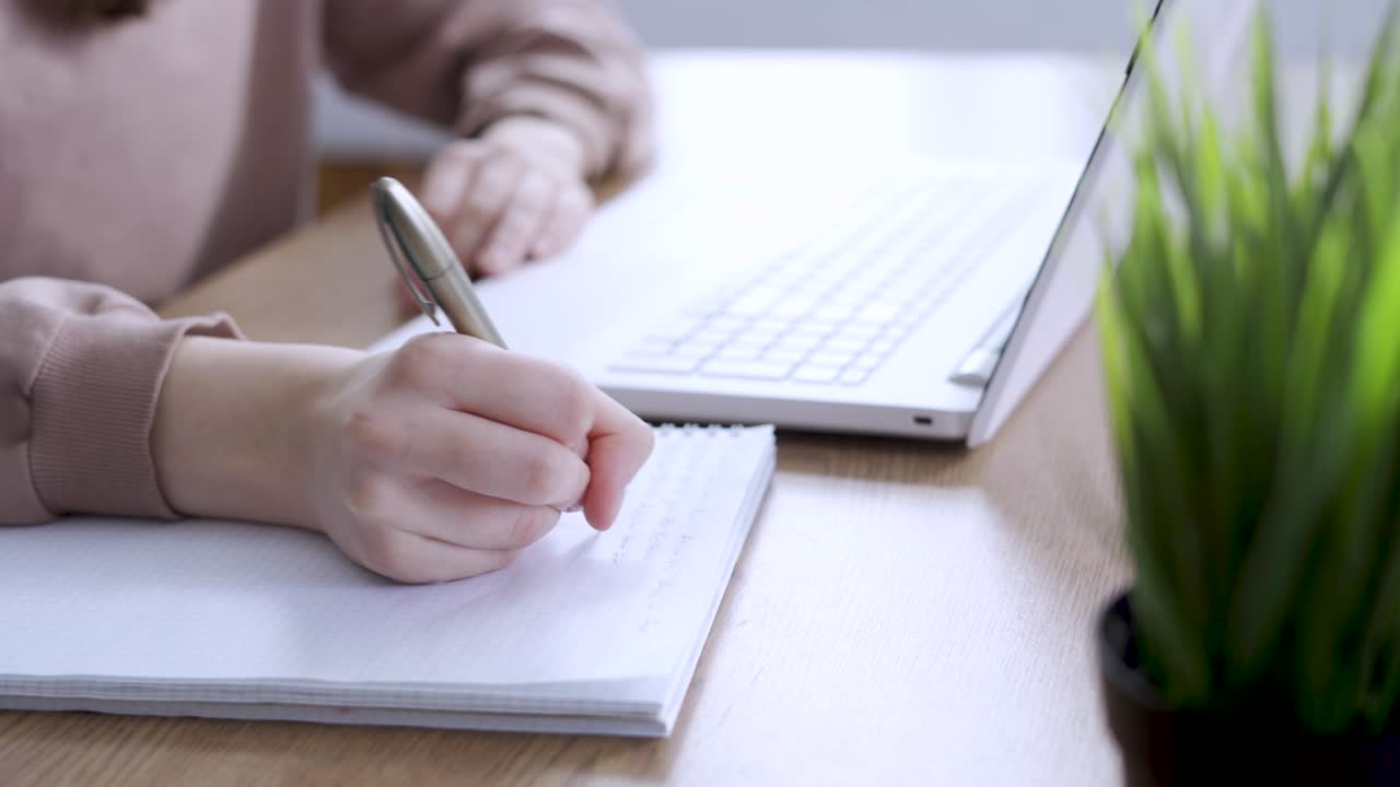 joven estudiante escribe o dibuja en el cuaderno