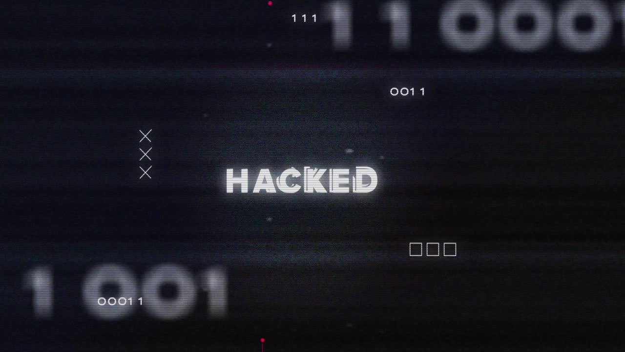 animatie van interferentie over gehackte tekst, gegevensverwerking en computercircuitboard