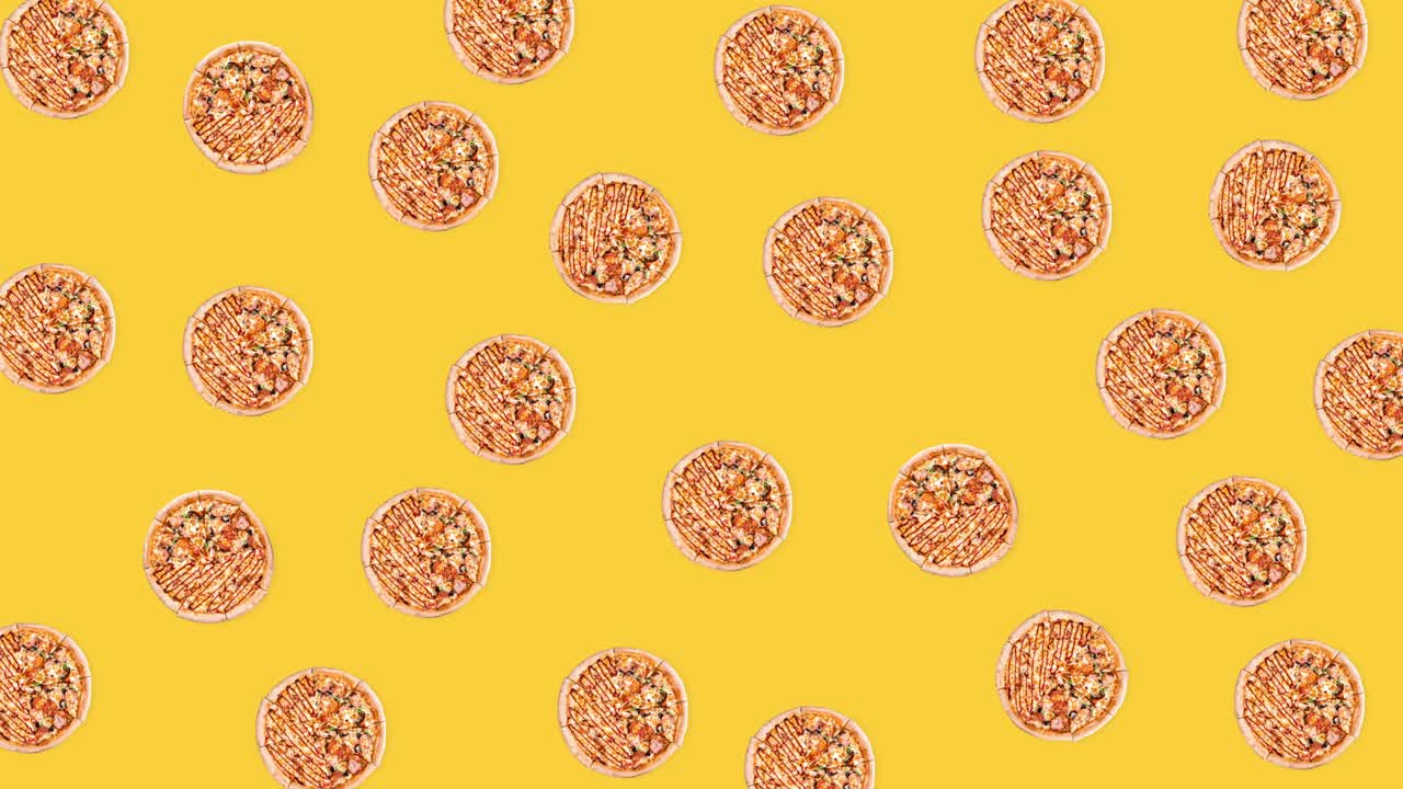 animación de bucle sin costuras de pizzas enteras de pepperoni que se mueven sobre un fondo amarillo, concepto de comida rápida para publicidad con espacio de copia