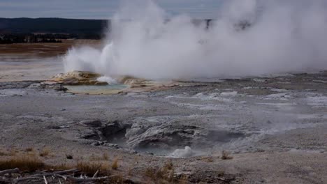 Vapor-Y-Agua-Burbujeante-En-El-Parque-Nacional-De-Yellowstone