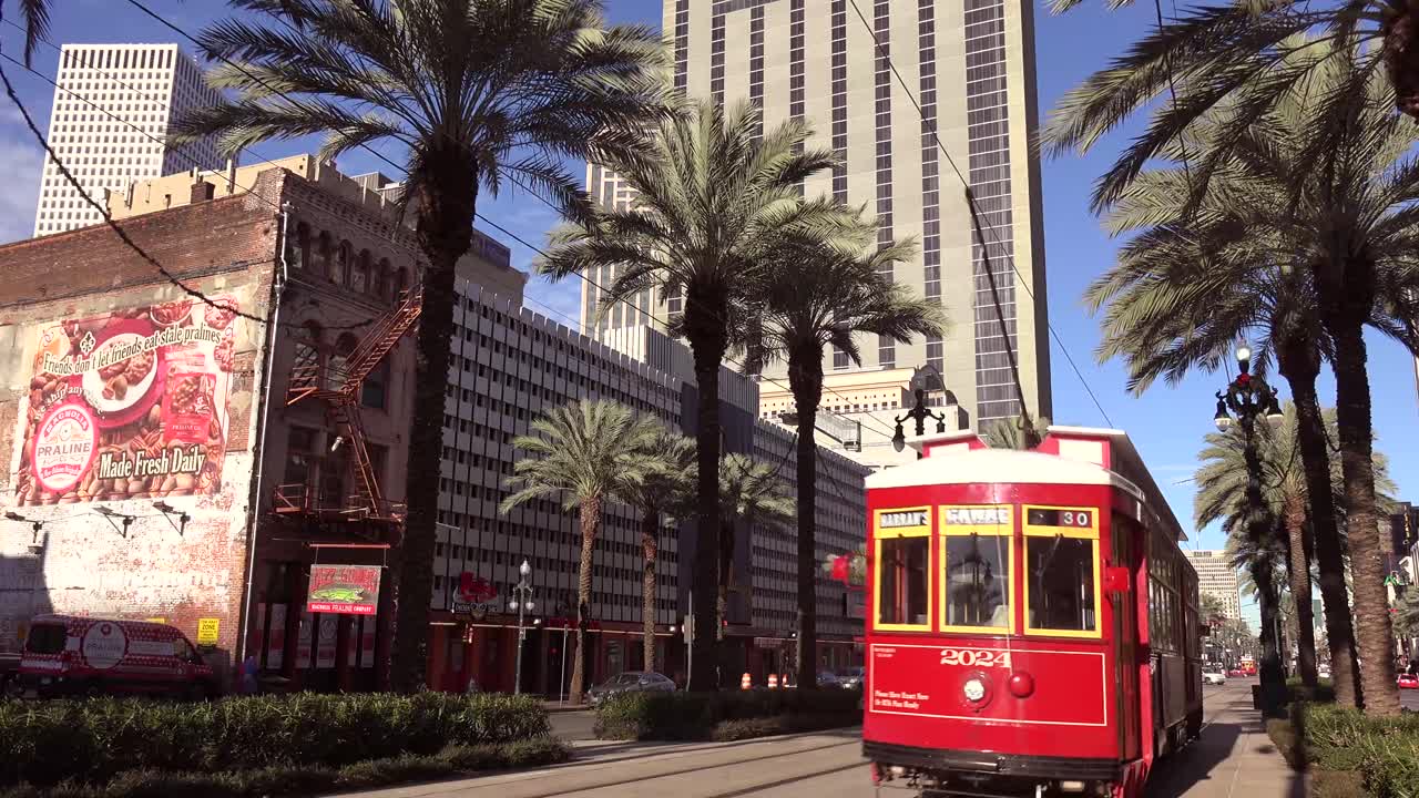 빨간색 뉴올리언스 전차가 도심 지역 2를 통과합니다.