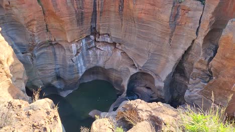 Vista-De-Arriba-Hacia-Abajo-De-Los-Baches-De-Burke-En-Blyde-Canyon,-Sudáfrica