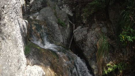 Mittlere-Aufnahme-Der-Temescal-Canyon-Wasserfälle