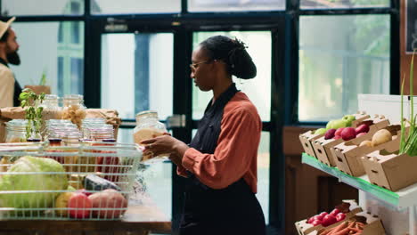 Afroamerikanische-Frau-Auf-Dem-Lokalen-Markt