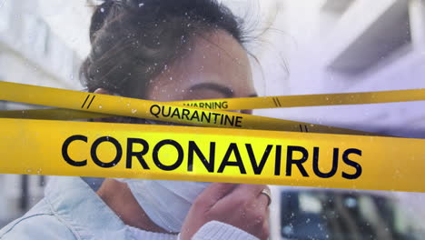 animación del texto de coronavirus en cinta de peligro sobre una mujer con máscara facial tosendo en la calle