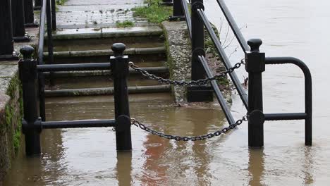 Hochwasser-Aus-Dem-Fluss-Severn-Bedeckt-Stufen-Und-Geländer-Entlang-Seiner-Ufer