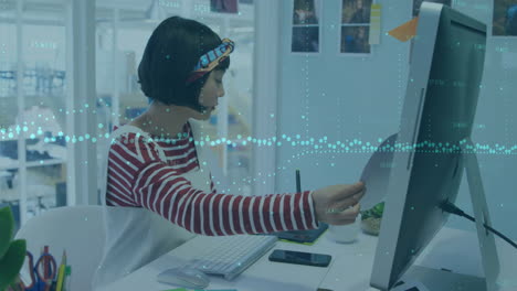 animación del procesamiento de datos financieros sobre una mujer de negocios que usa computadora