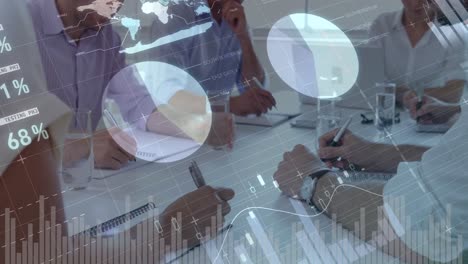 gente de negocios escribiendo en una oficina con gráficos moviéndose en la pantalla 4k