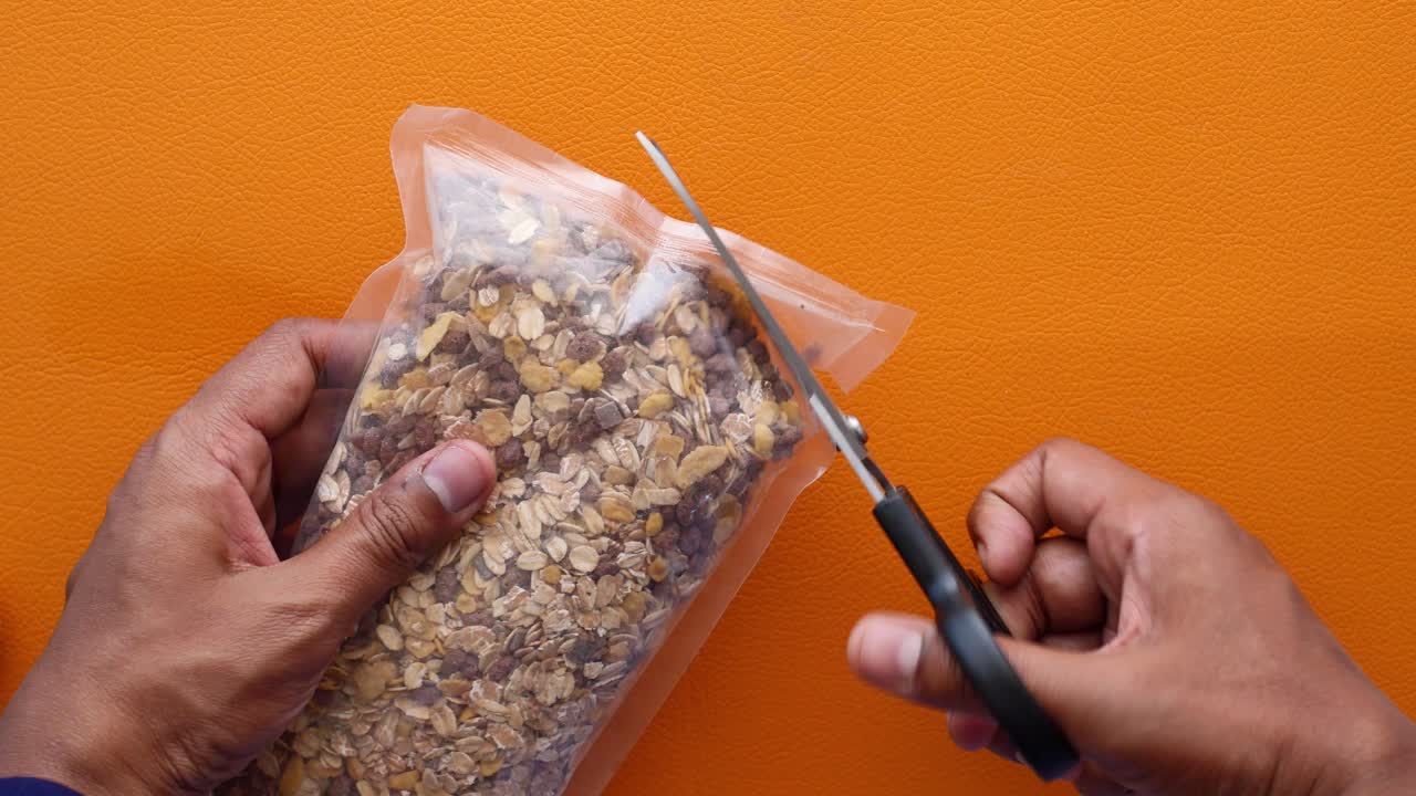 abriendo una bolsa de granola
