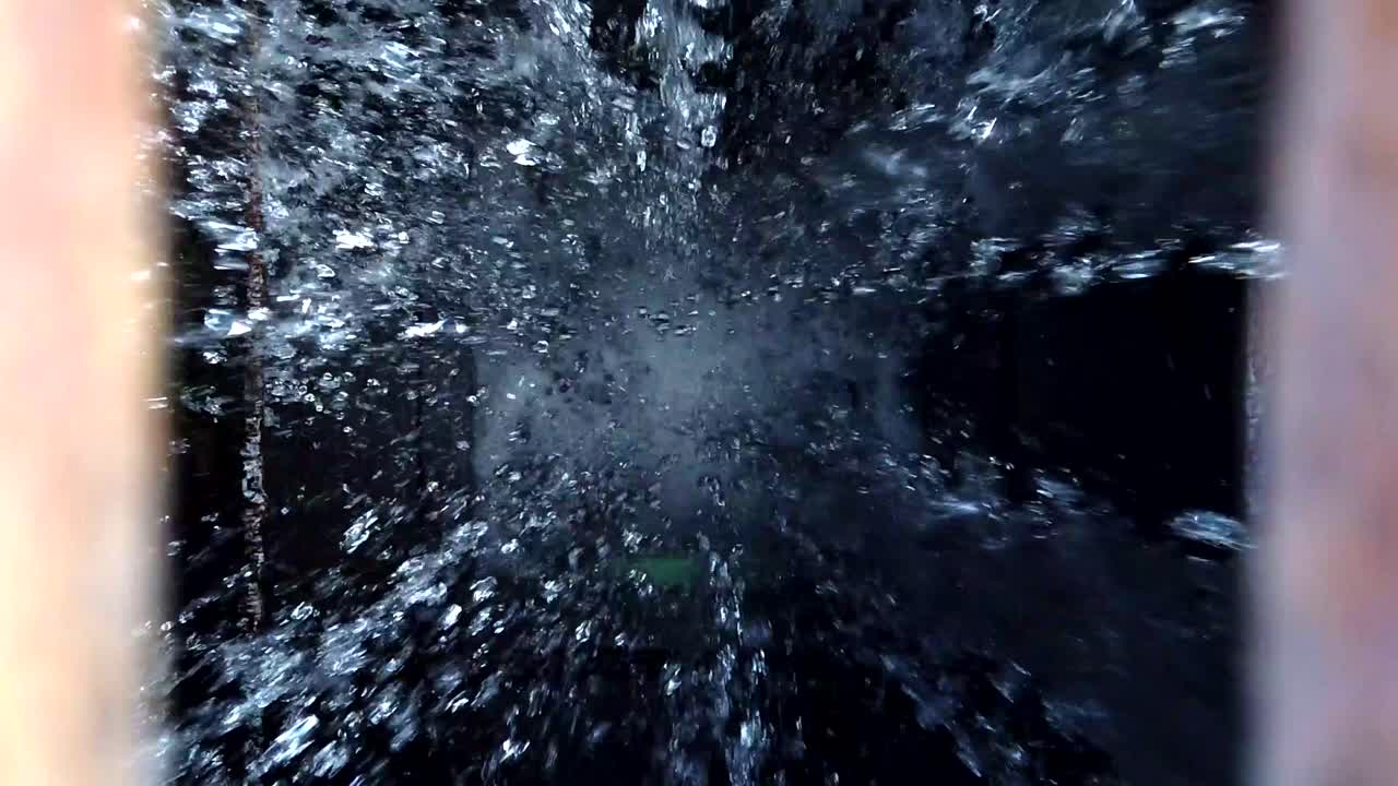 급속 한 물 이 그레이트 의 균열 사이 에서 아래 땅 으로 흘러 내리는 것 을 볼 수 있다